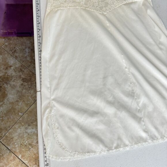 VTG Vanity Fair Lace Bodice Slip Dress Nightgown Size 34 S Ivory Nylon Coquette - Picture 10 of 11